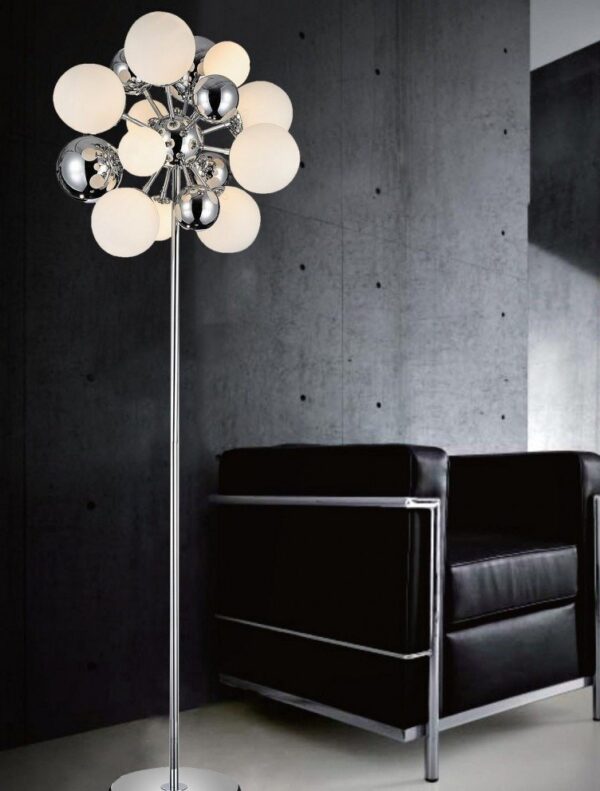 lampada piantana con sfere per illuminare divano nero