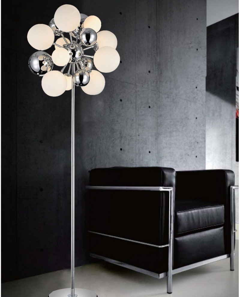 lampada piantana con sfere per illuminare divano nero
