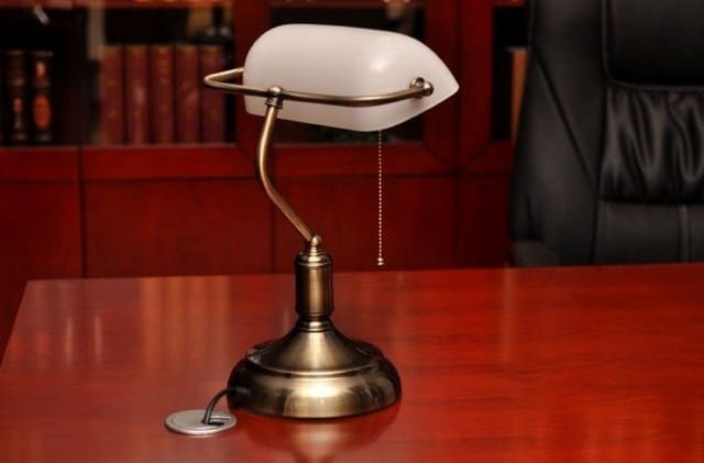 lampada con interruttore a corda da scrivania