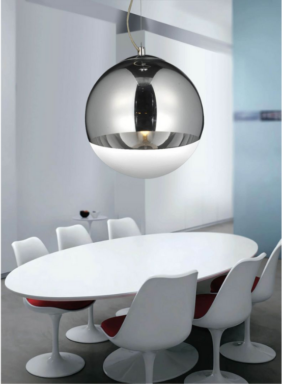 lampada a sospensione color argento a forma di sfera