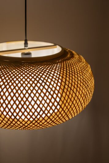 Lampada a soffitto da soggiorno in bambu intrecciato con paralume interno bianco