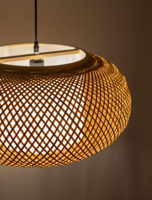 Lampada a soffitto da soggiorno in bambu intrecciato con paralume interno bianco